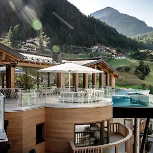 - Alpine . Luxury . Life 5* Sölden